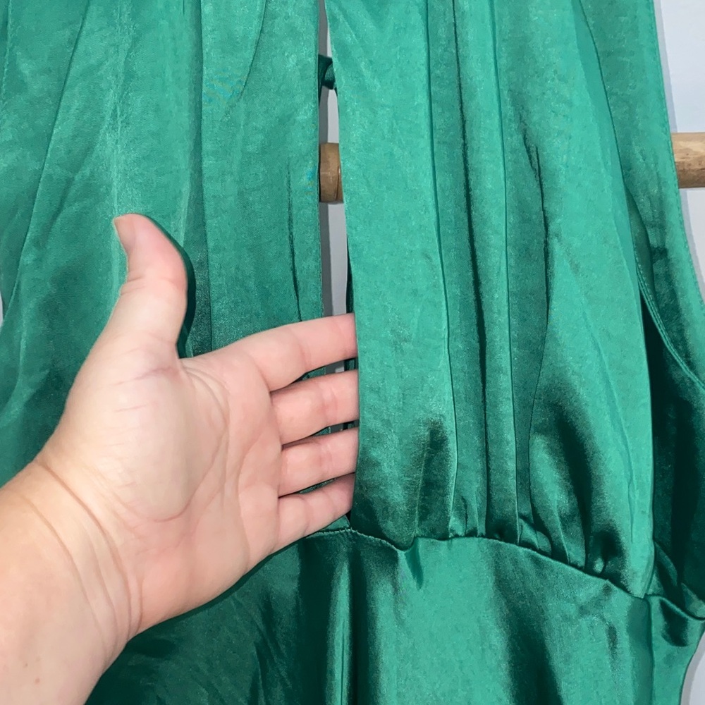 Elegant Green Sleeveless Dress - Picture 3 of 8